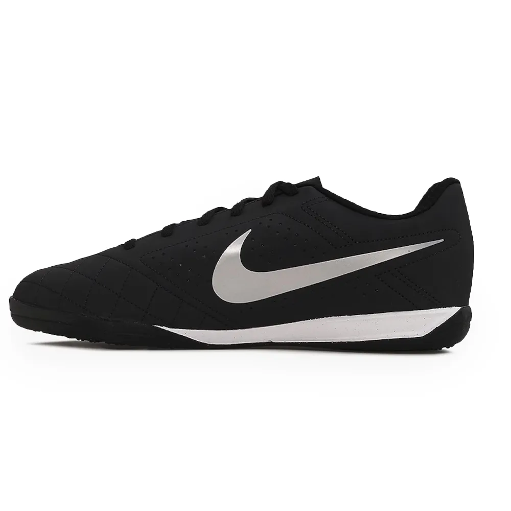 Chuteira de futsal Nike Beco 2 preta vista lateral mostrando detalhes do material e sola